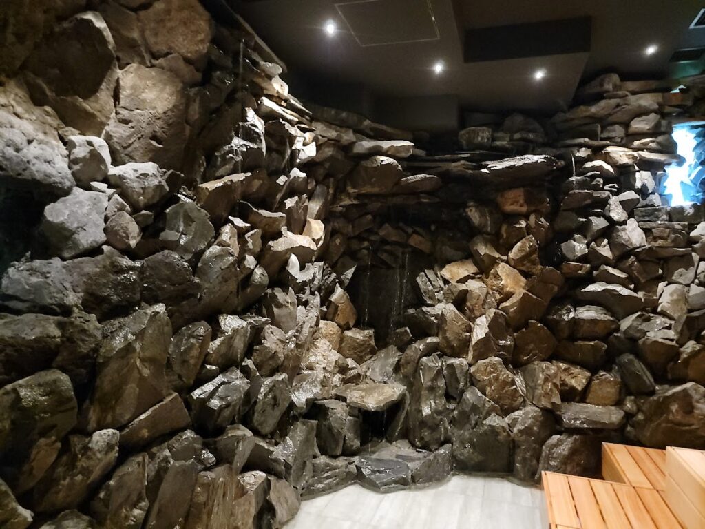 アフター 滝サウナ岩壁