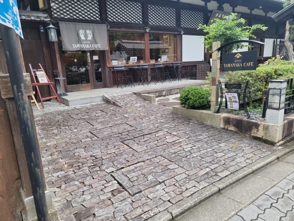 作庭から11年が経過し趣を増した石畳