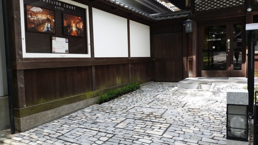 2014年作庭直後の信州志賀石割小端石畳