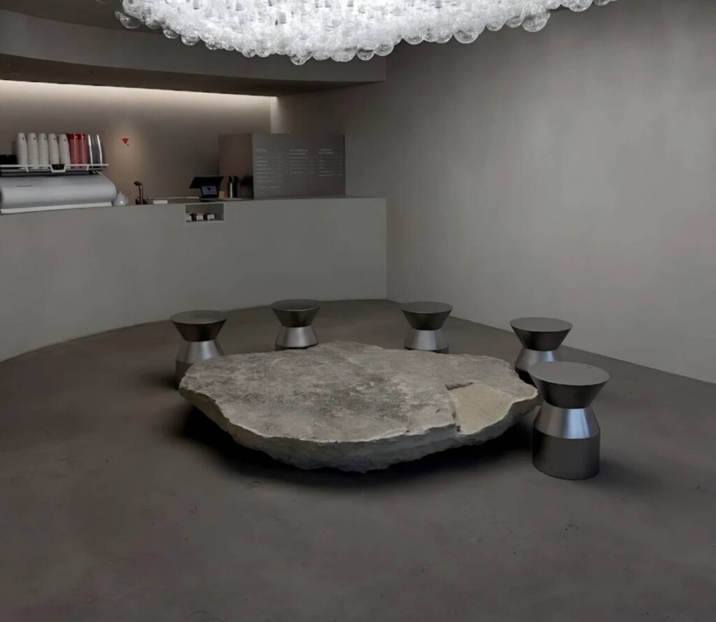 原宿キャットストリートにCAFE Quaro(クワロ)がOPENしました!巨石のローテーブルと創作シャンデリアが斬新な空間を演出しています。