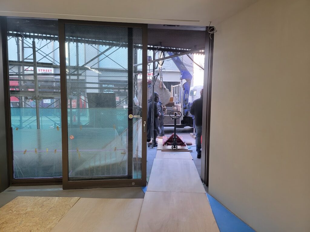 巨石ローテーブル搬入設置1