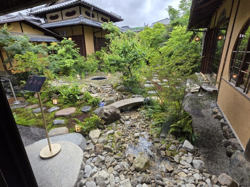 京都清水寺に向かう参道(産寧坂)