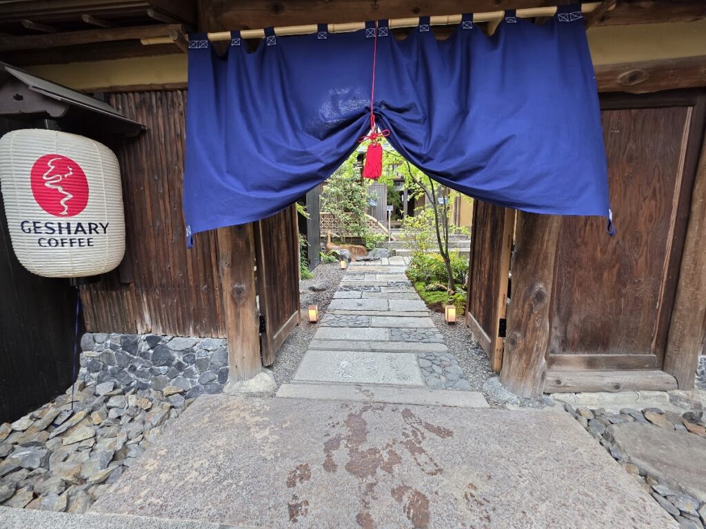 京都八坂「GESHARY COFFEE洛」の日本庭園作庭に信州志賀石を採用いただきました!